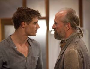 Max Irons (Jared) y William Hurt (tío Jeb) en 'THE HOST (La huésped)', basada en la obra de Stephenie Meyer